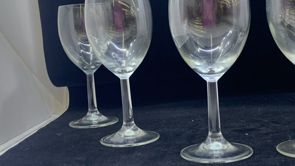6 CLEAR GLASS WINE GLASSES.