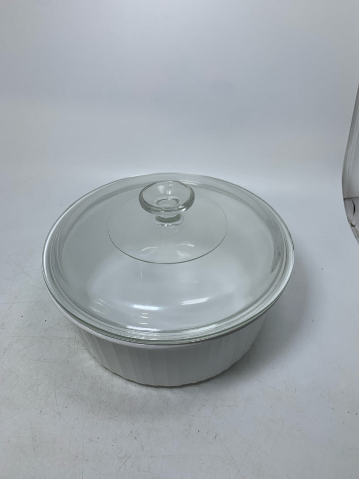 CIRCLE RIBBED CASSEROLE DISH W/ LID.