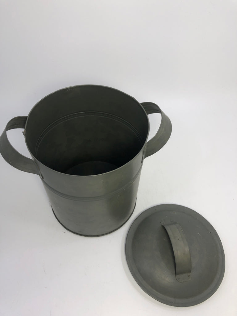 MD RUSTIC GALVANIZED METAL BUCKET W/LID.