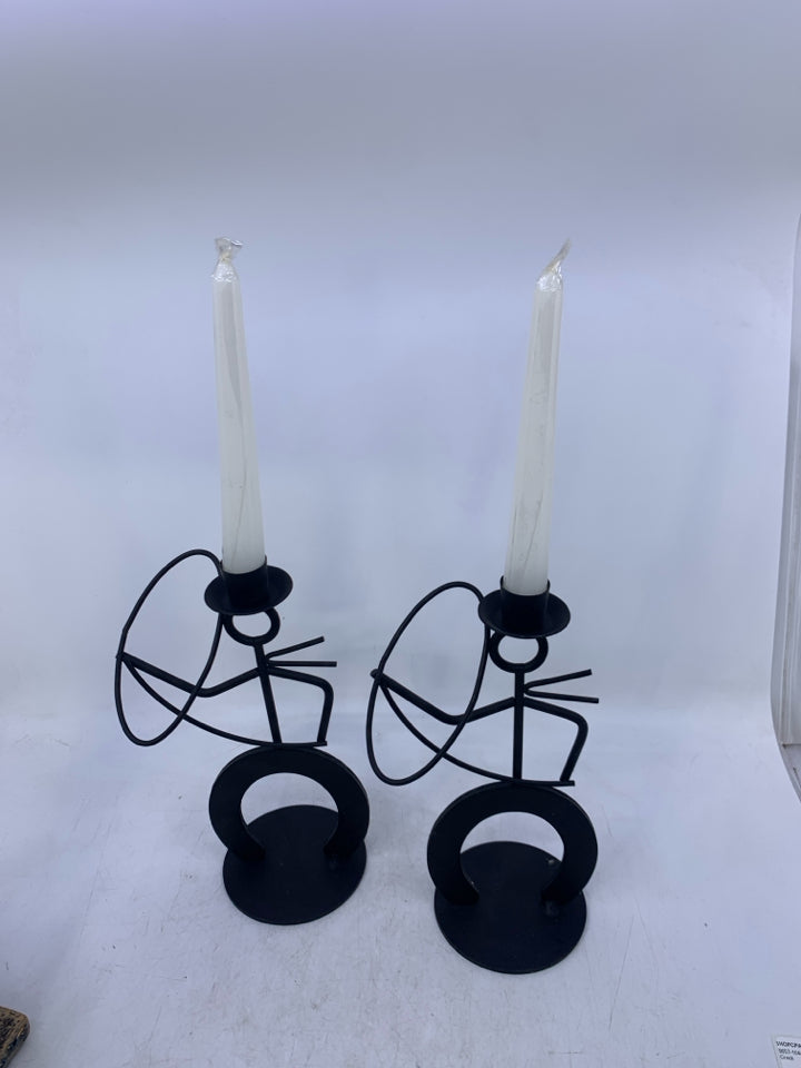 2 BLACK METAL TAPERED CANDLE HOLDERS SHAPED AS COWBOYS W/ LASSO W/ WHITE CANDLES
