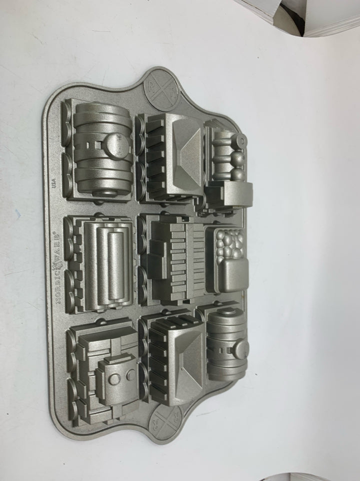 TRAIN CAKE PAN 5 CUP 3D TRAIN MODEL MOLD.