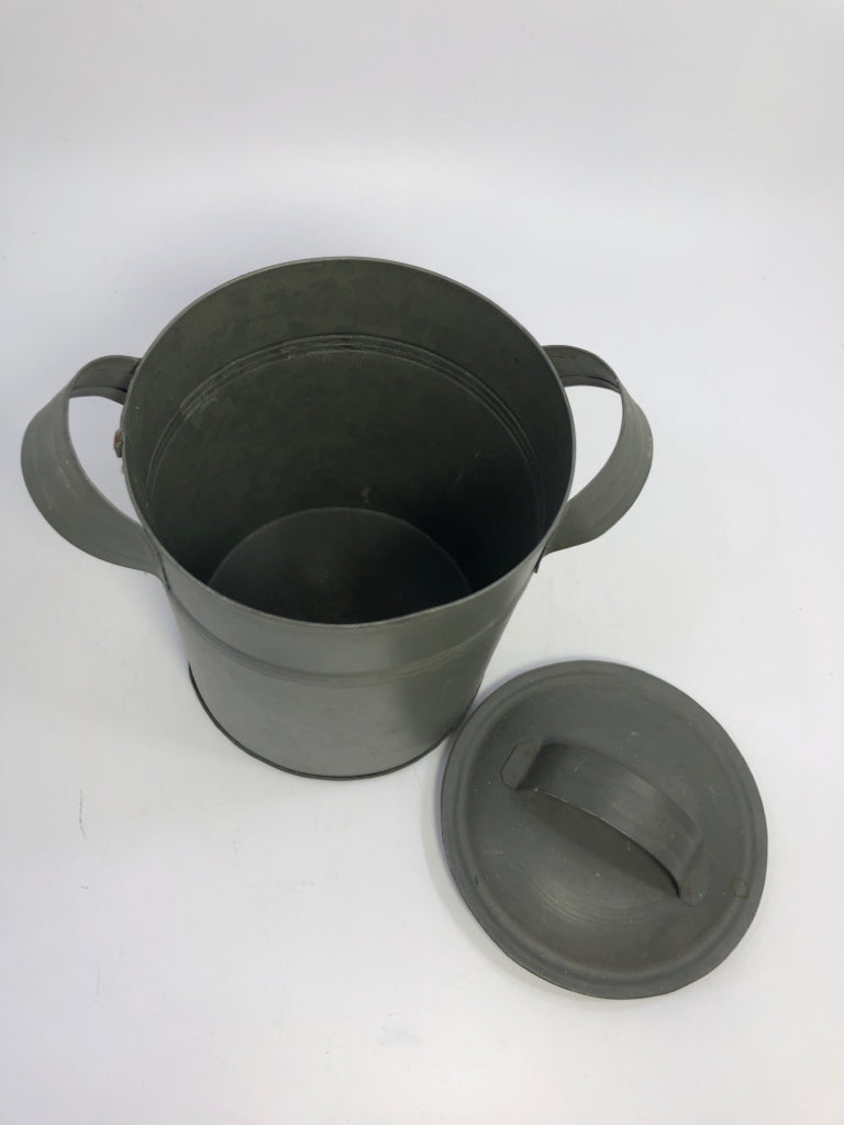 SM RUSTIC GALVANIZED METAL BUCKET W/LID.