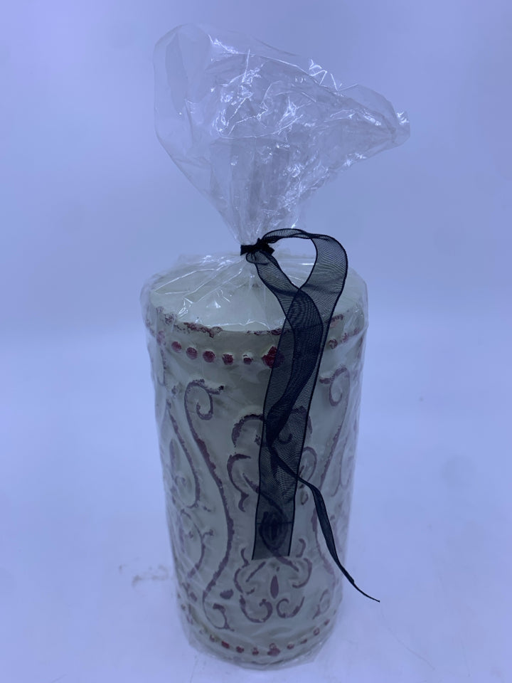 CREAM WRAPPED CANDLE W BROWN SCROLL.