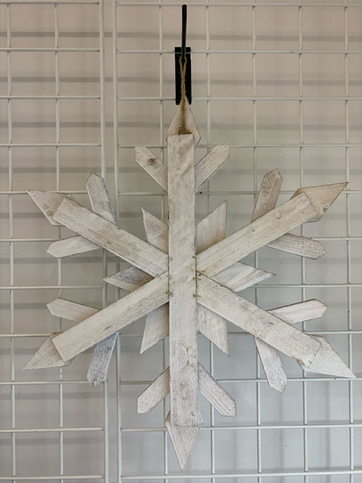 LG WOODEN SPARKLY SNOWFLAKE WALL HANGING.