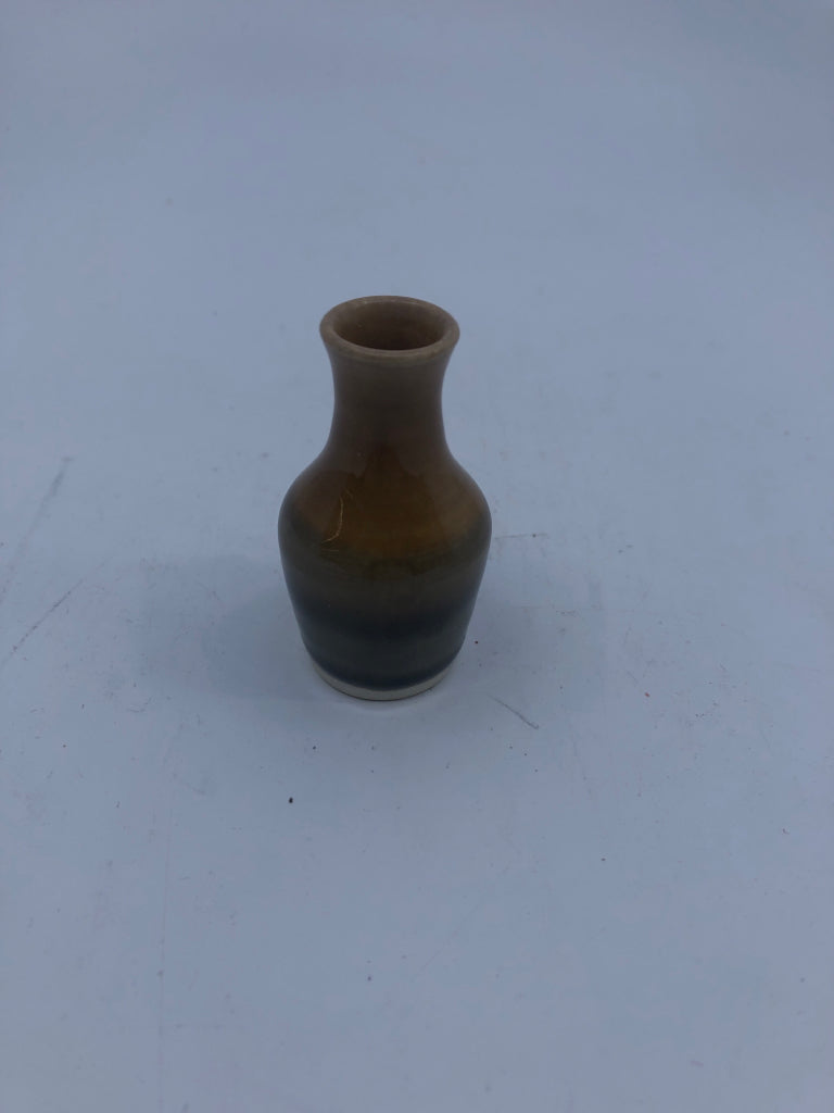 MINI BROWN POTTERY VASE.