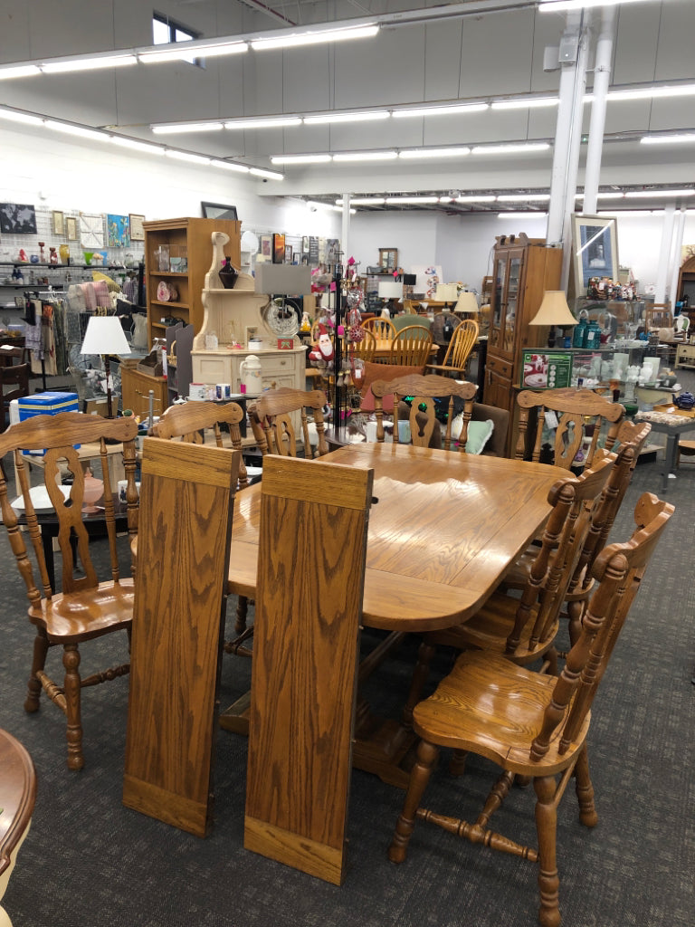 LARGE COCHRANE WOOD TABLE W/ 8 CHAIRS+ 2 EXTRA LEAVES.