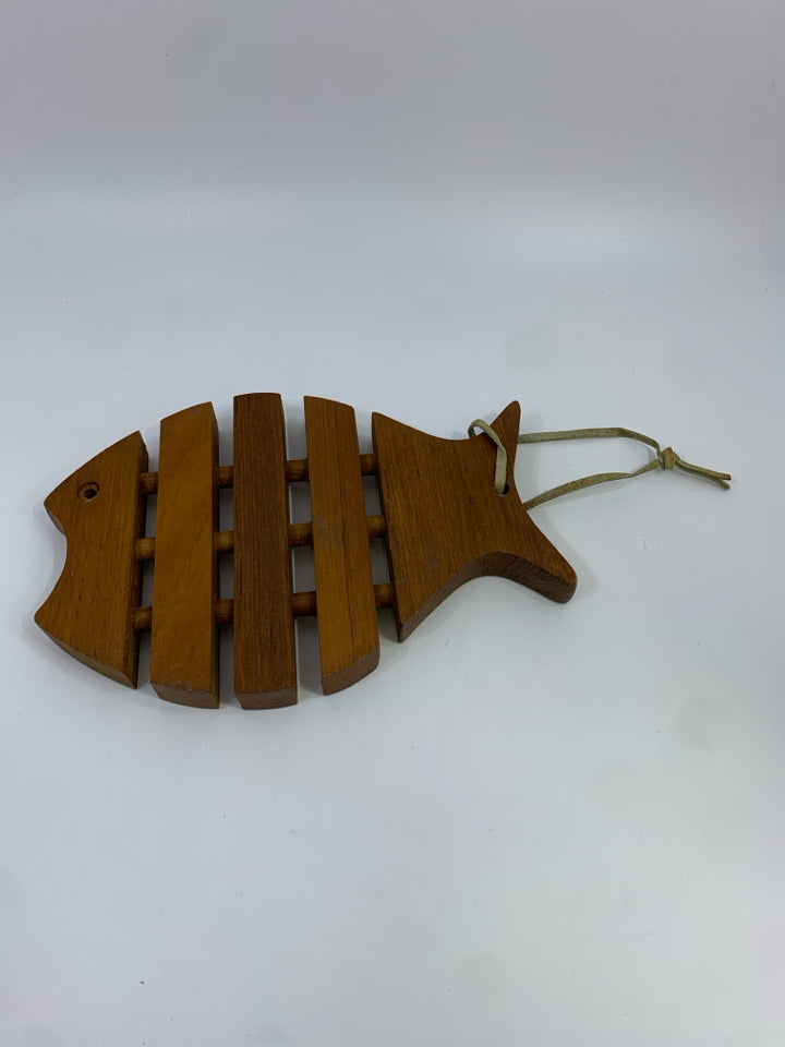 WOOD FISH SHAPED TRIVET.