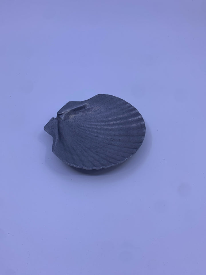 METAL SHELL TRAY.