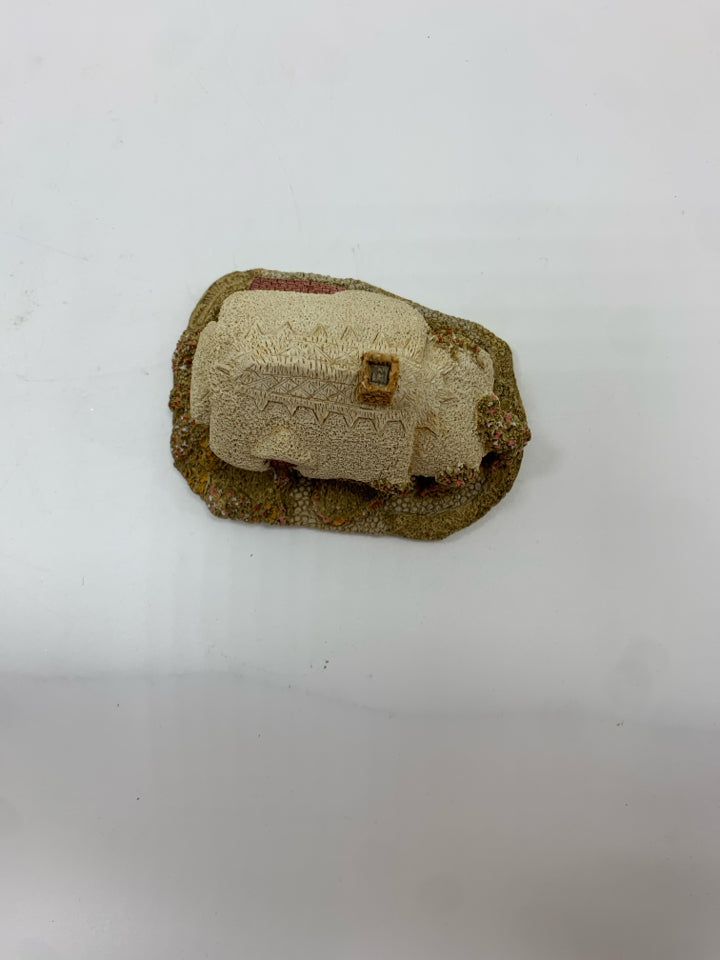 SPRING BANK LILLIPUT LANE COTTAGE W/PAPER.