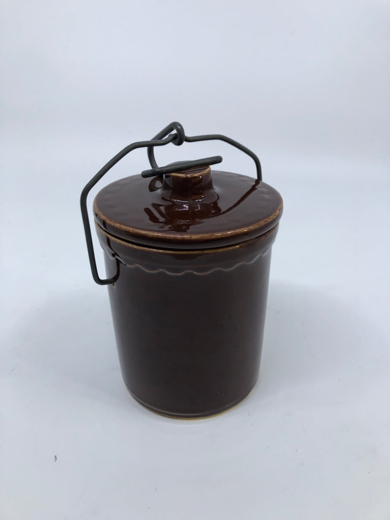 LIGHT BROWN LID CROCK W/ METAL LATCH.