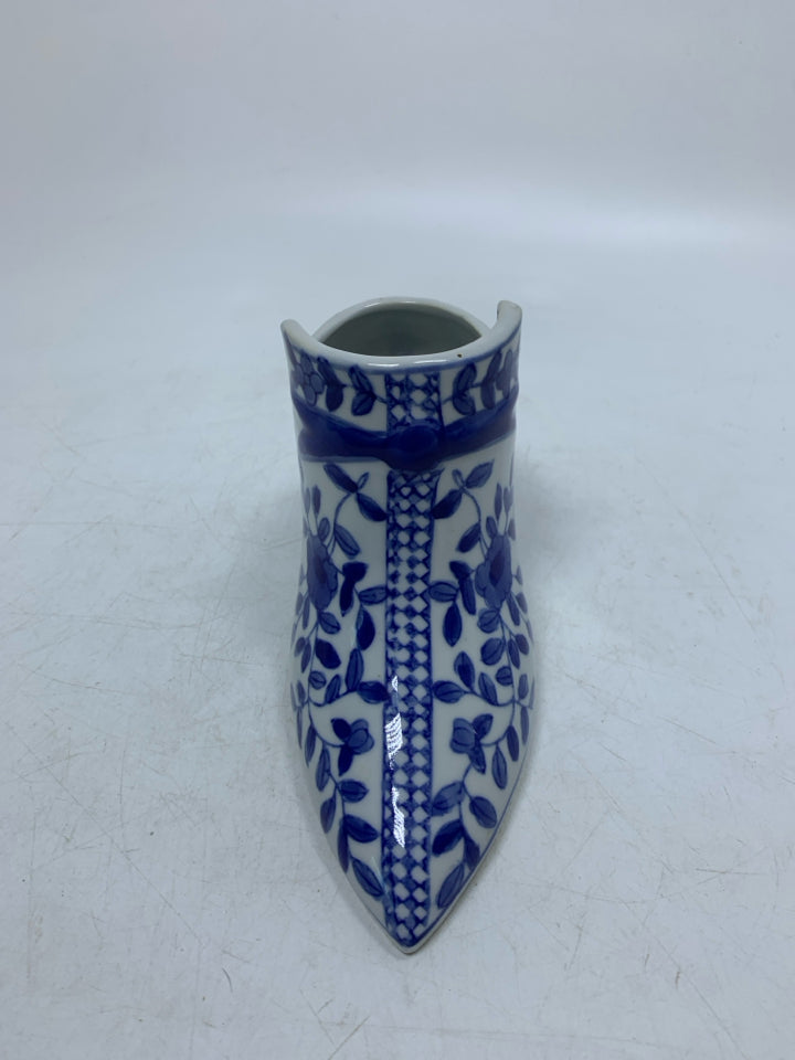 BLUE/WHITE FLORAL HEELED BOOT VASE.