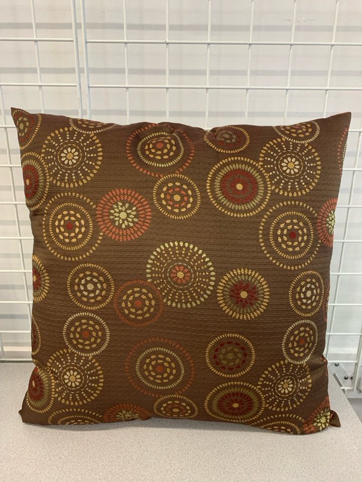 BROWN W/GREEN CIRCLES ACCENT PILLOW.