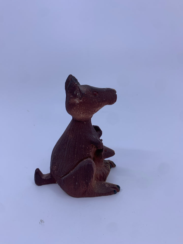 VTG RINCONADA CARVED CLAY KANGAROO W/ BABY.