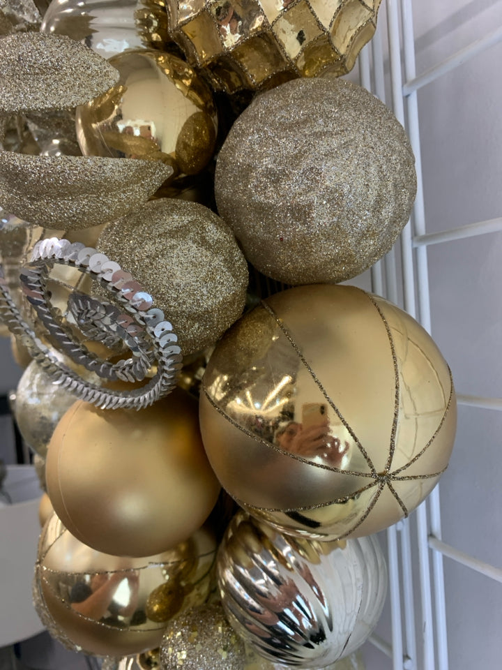 GOLD AND GLITTER ORNAMENT WREATH.