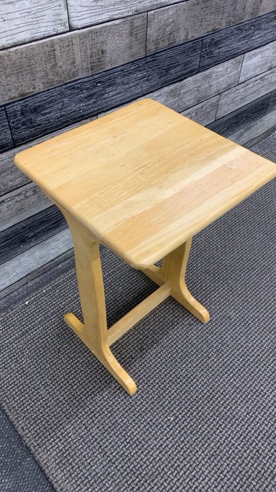 SM LIGHT OAK WOOD TABLE.