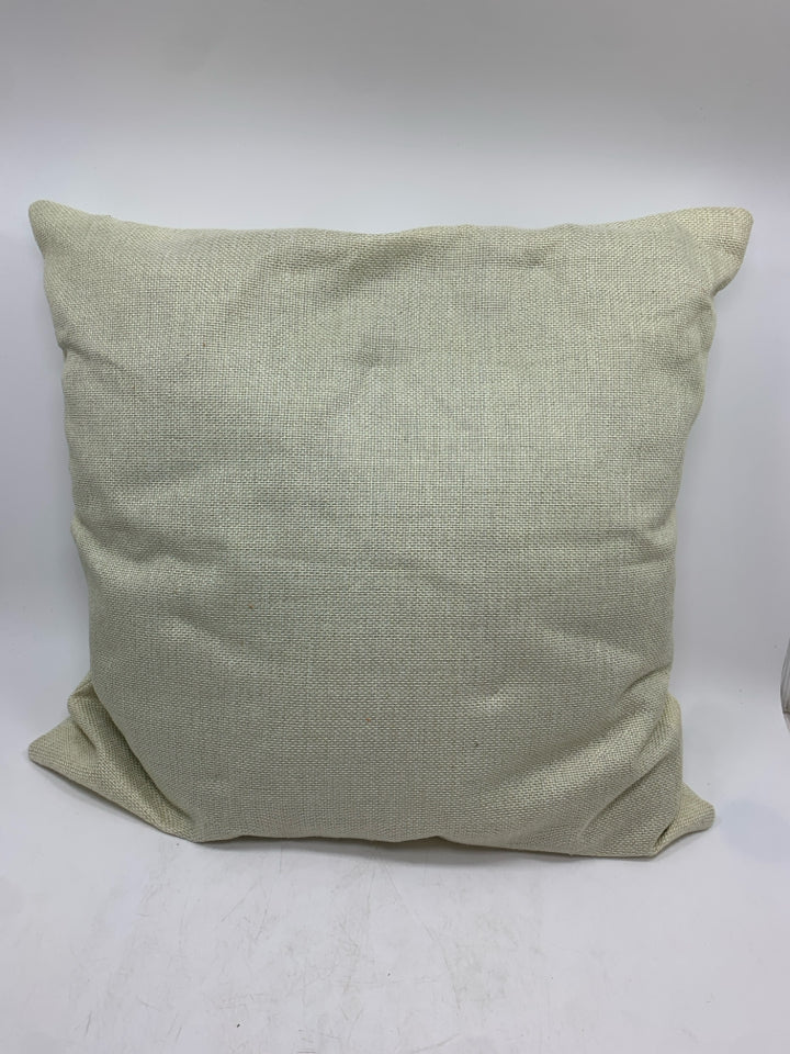 WHITE BERRY THROW PILLOW.