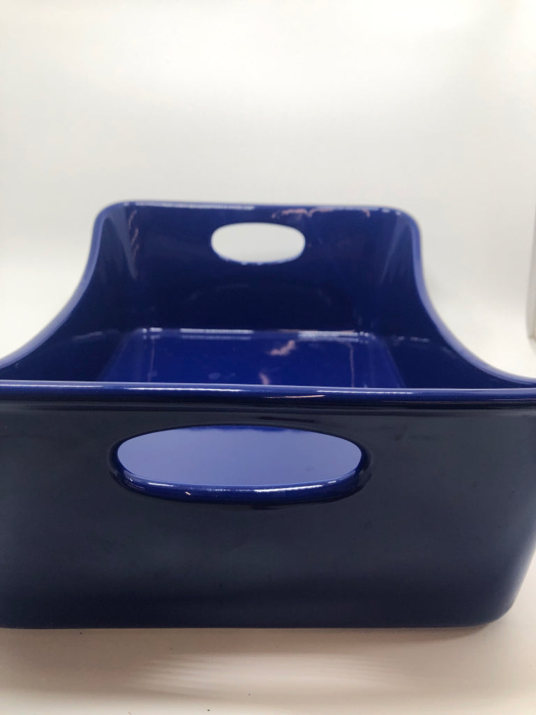 STONEWARE HANDLED BAKING DISH.