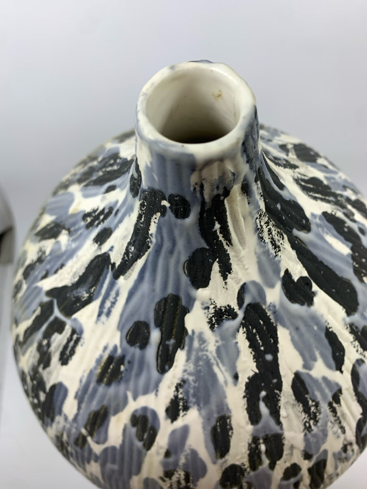 LARGE BLACK AND GREY CERAMIC ROUND VASE.