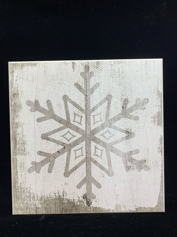 SNOWFLAKE ON WOOD WALL HANGING.
