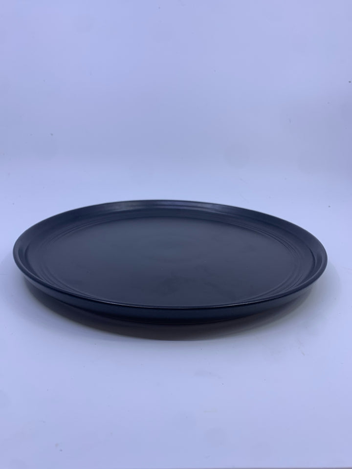 4 BLACK DINNER PLATES.