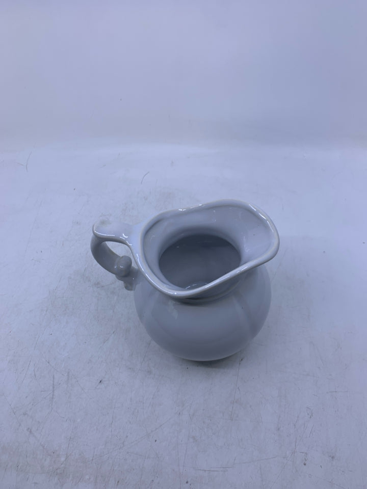 WHITE FOOTED PITCHER.