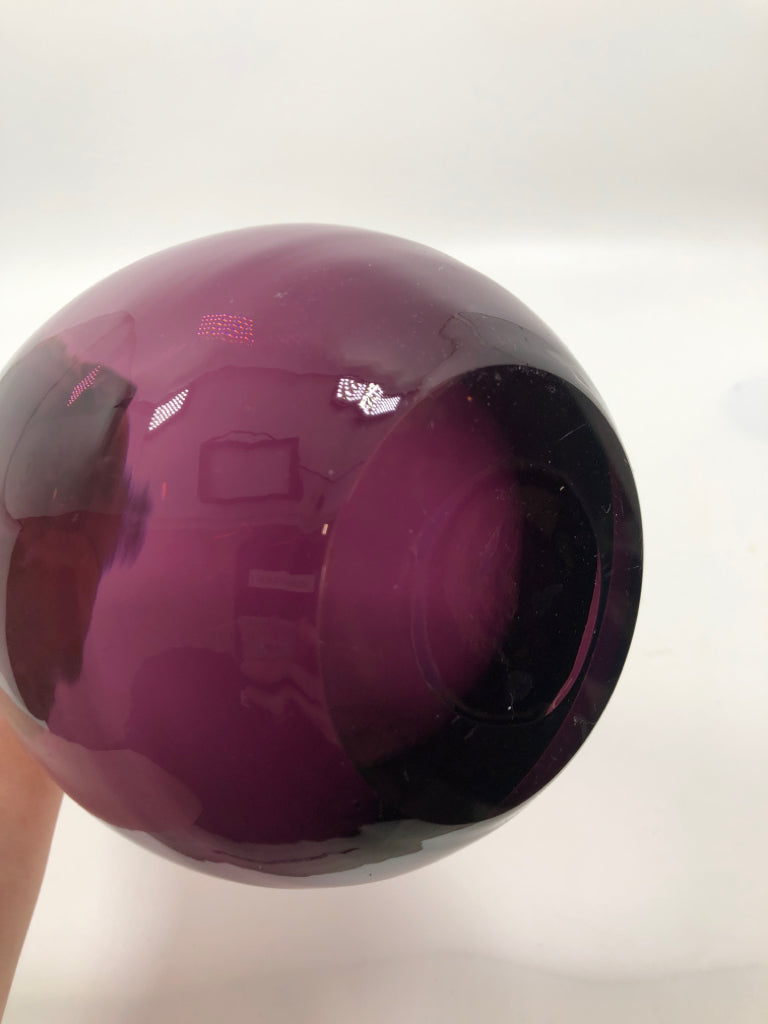 PURPLE BLOWN GLASS NARROW NECK VASE.