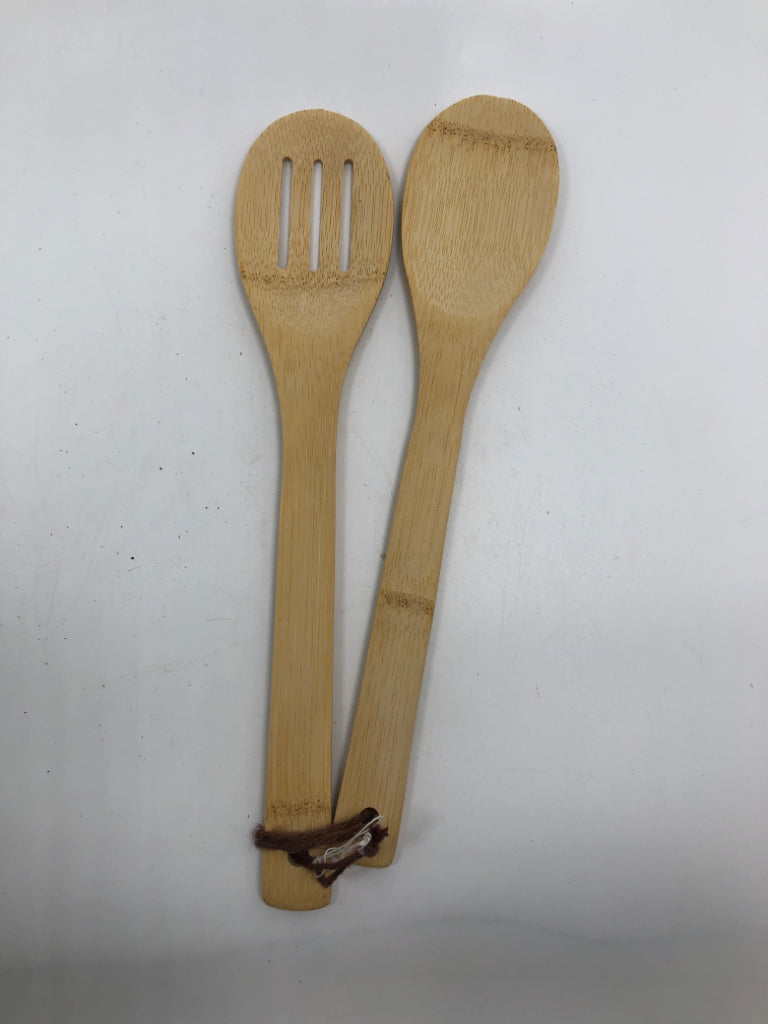 2PC WOODEN SRVING SPOONS.