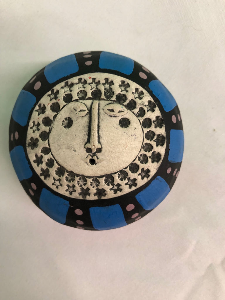 CERAMIC STONE W/ SUNFACE/EMBOSSED BLUEBERRIES ON ONE SIDE BELL INSIDE.