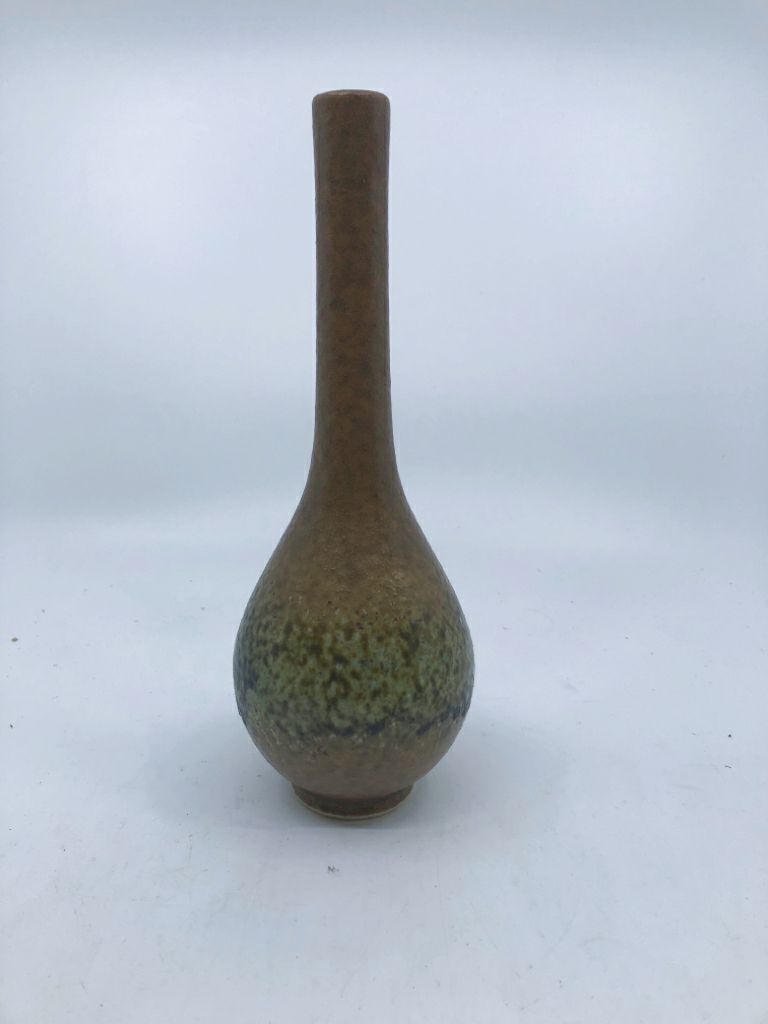 BROWN AND GREEN SKINNY NECK VASE.