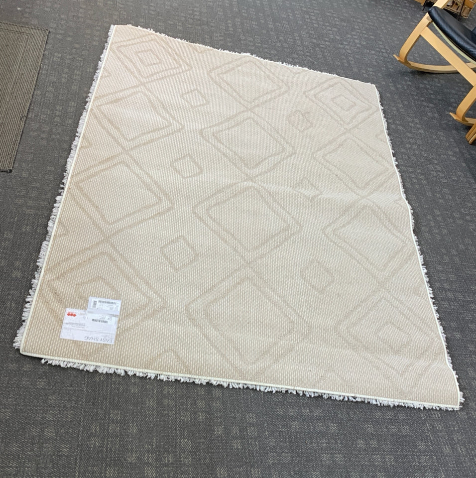 WHITE SHAG RUG W/GREY DIAMOND PATTERN.