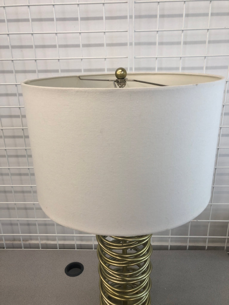 GOLD SWIRL BASE TABLE LAMP.