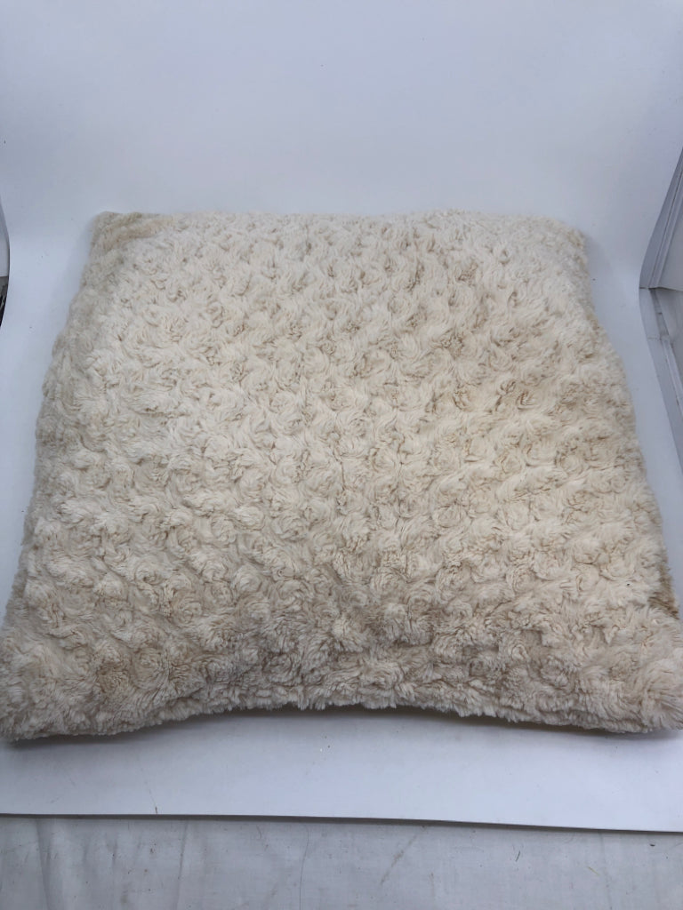 CREAM FURRY PILLOW.