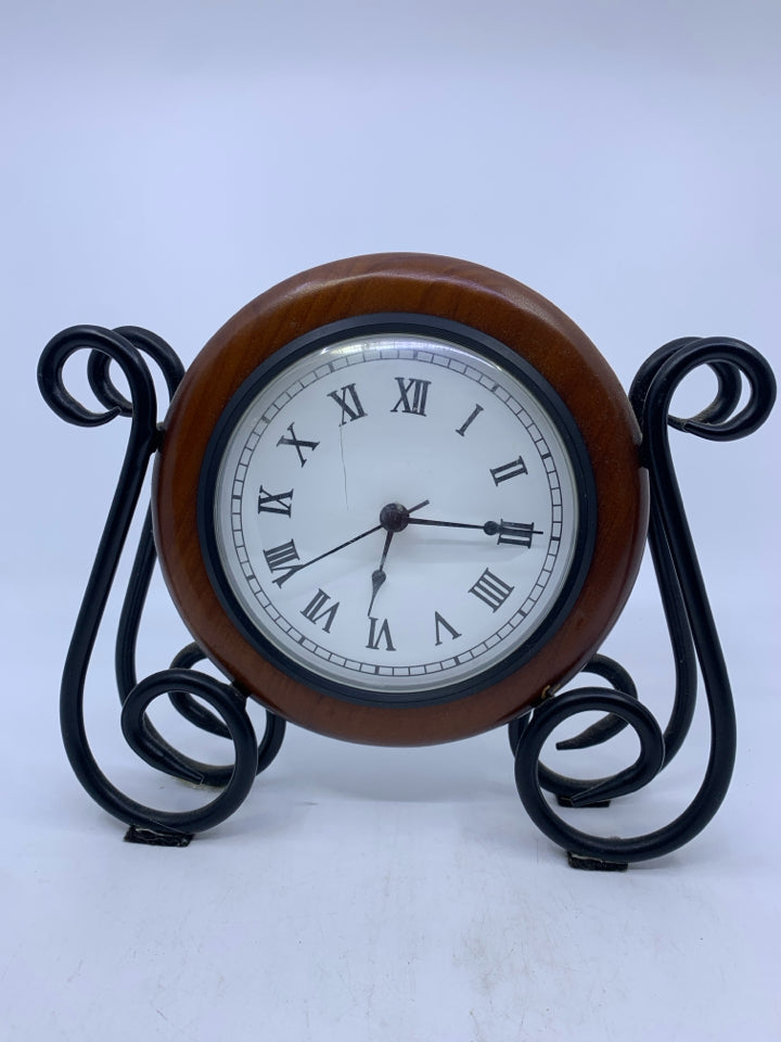 VTG METAL AND DARK WOOD DESK CLOCK.