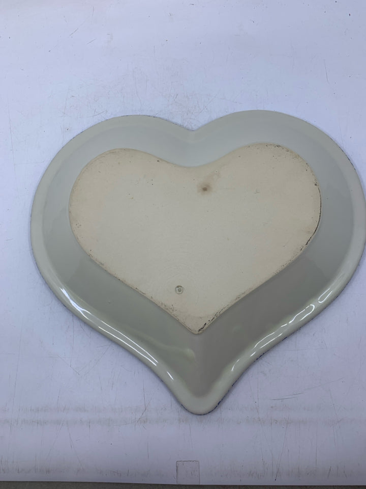 HEART SHAPED PIE PLATE STONEWARE W/ BLUE SPONGE EDGE.