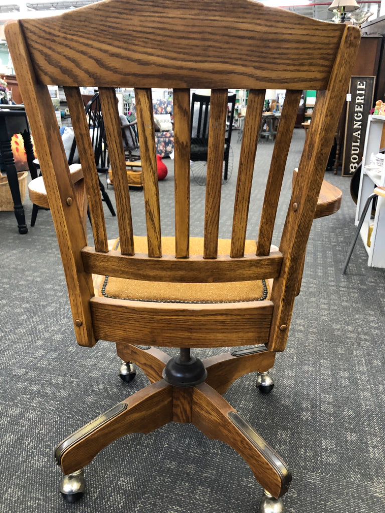 VTG OAK WOOD OFFICE CHAIR.