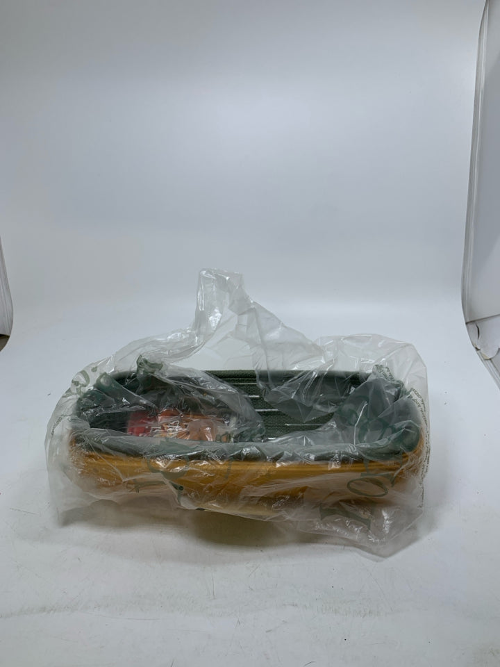 NEW CRACKER BASKET W/ LINER & PROTECTOR 2002.