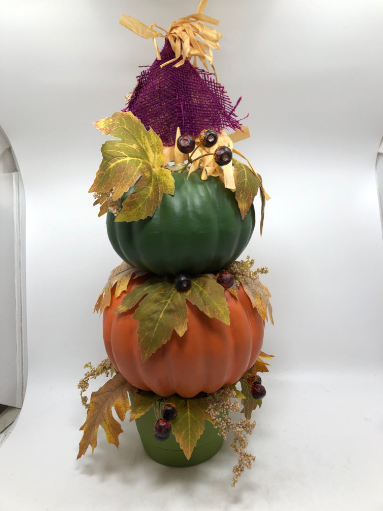 STACKED PUMPKINS W/FALL THEMED PIP, LEAVES AND SCARECROW.