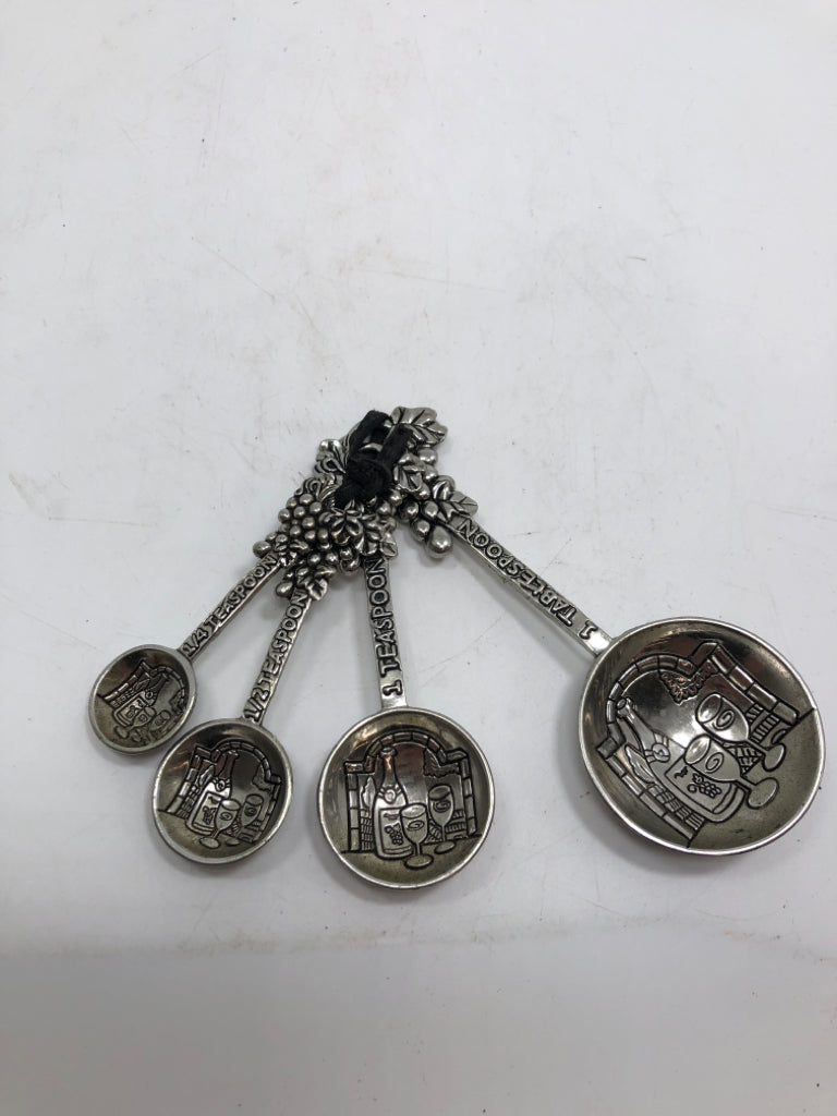 4PC WINE THEMED METAL MEASURING SPOONS.