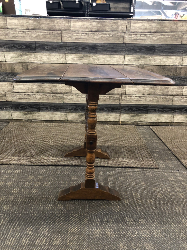 VTG DARK WOOD DROP LEAF SIDE TABLE W/ PAINTED BASKET OF FRUIT.