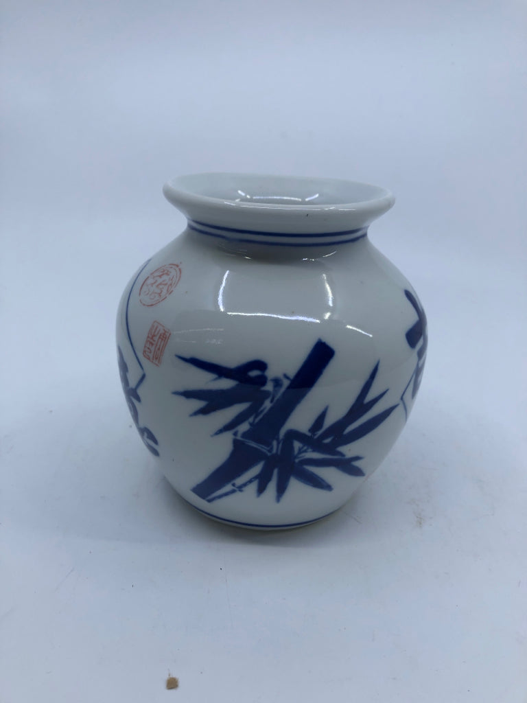 SHORT ASIAN STYLE VASE W/ BLUE BAMBOO PATTERN.