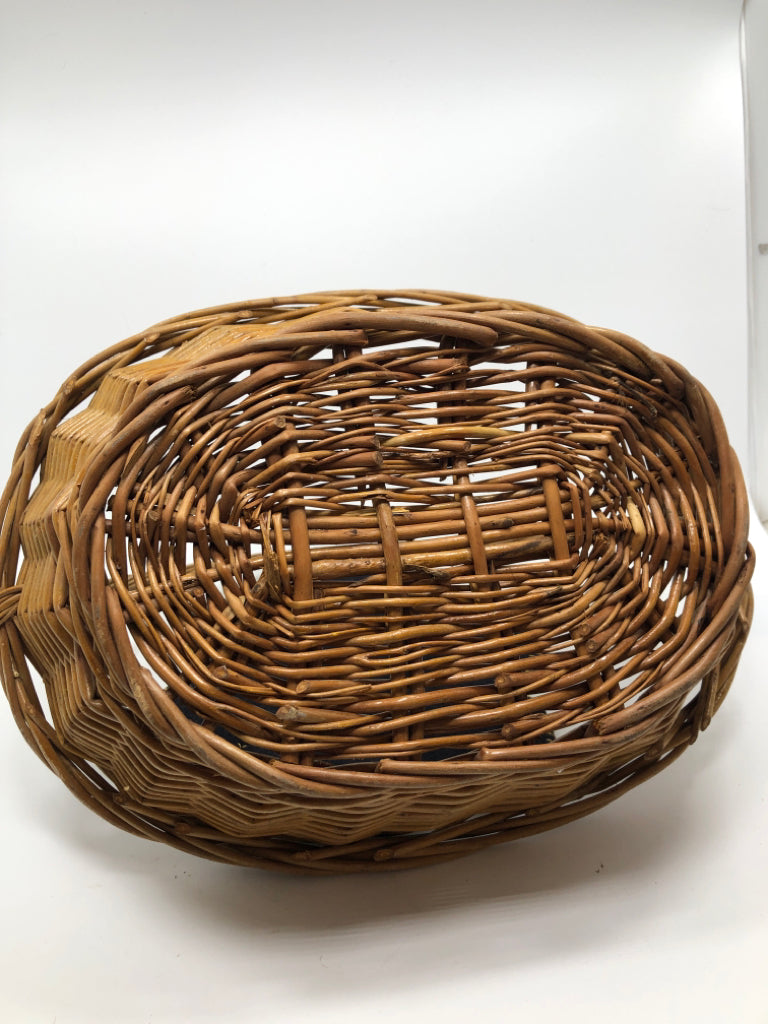 WICKER BASKET W/FELT TRIVET INSERT.