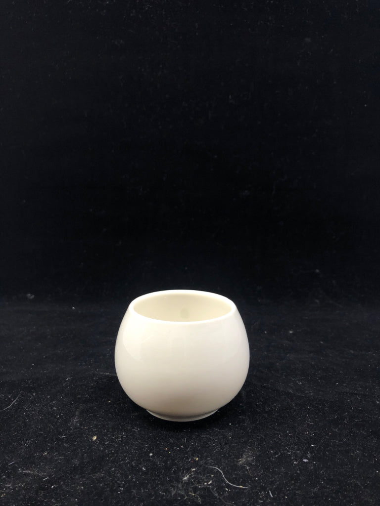 SMALL WHITE PLANTER.