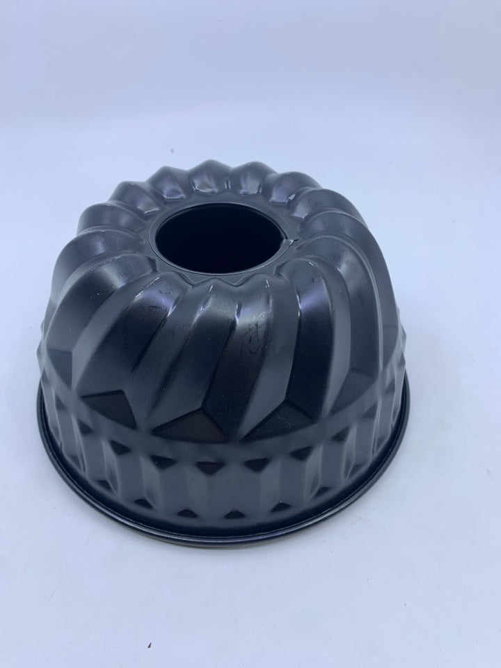 BLACK BUNDT CAKE PAN.