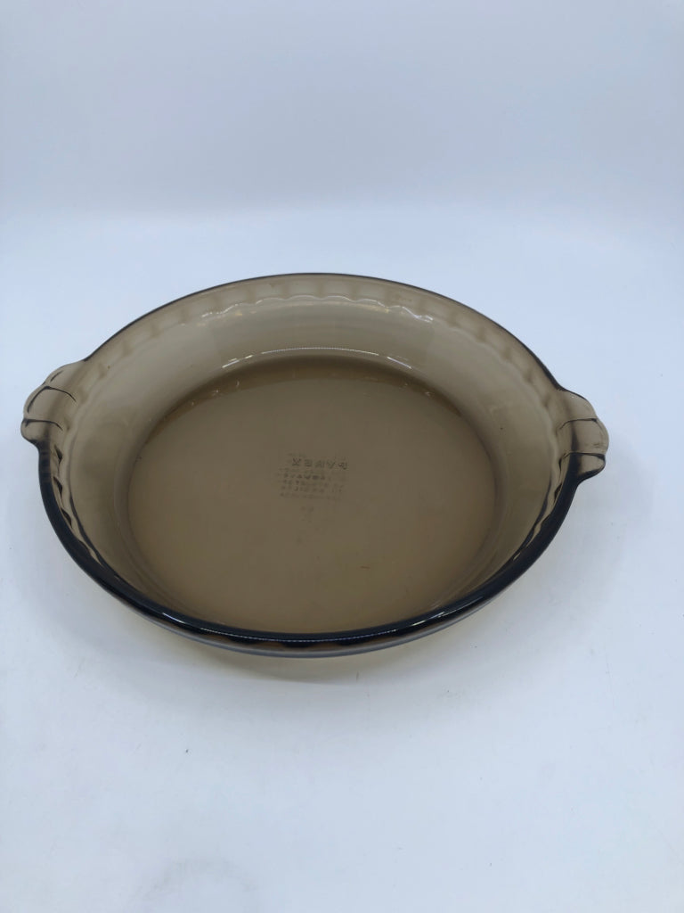 BROWN PYREX PIE DISH W HANDLES.