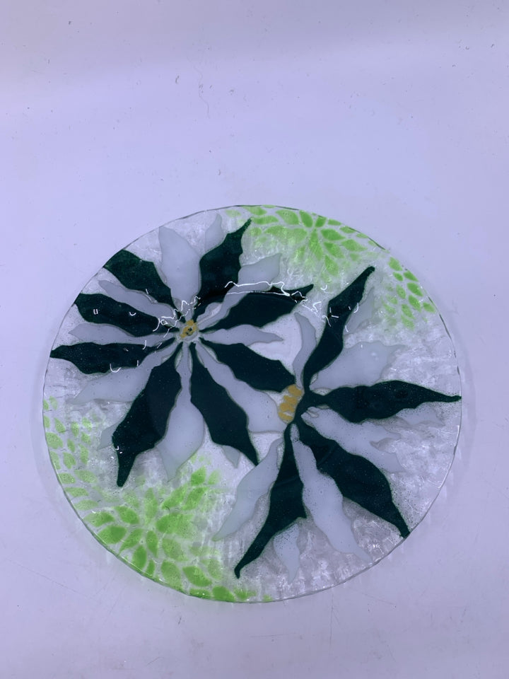 6 ASSORTED FUSED GLASS FLORAL DINNER PLATES.