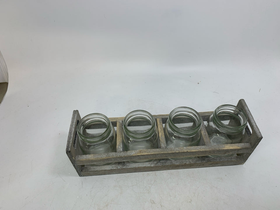 4 SLOT WOOD DIVIDED CRATE W/ MINI MASONS JARS.