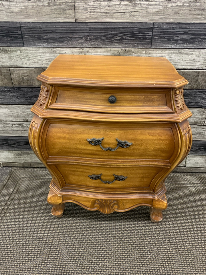 VTG LIGHT WOOD 3 DRAWER NIGHTSTAND.