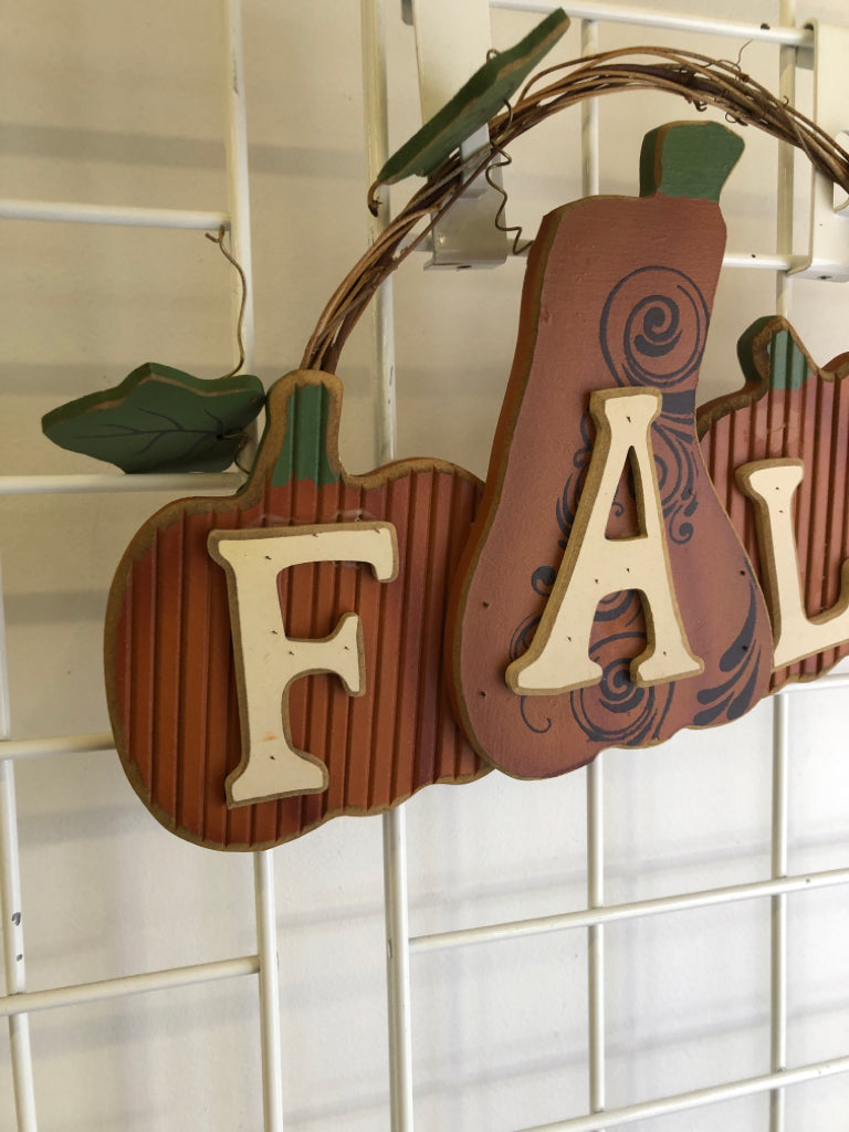 FALL PUMPKINS WALL HANGING.