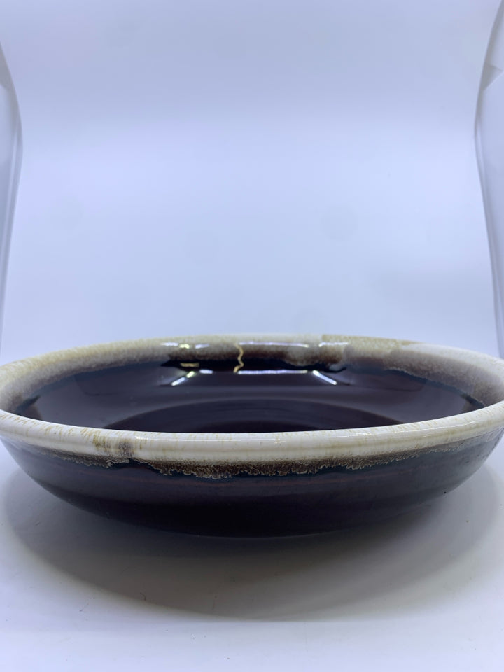 LARGE BROWN AND WHITE POTTERY SERVING BOWL.