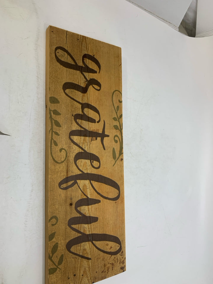 WOOD GRATEFUL SIGN.
